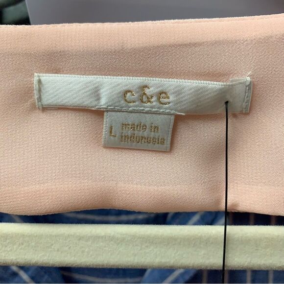 #76 c&e Triangle Cutout V-neck 3/4 Sleeve Top Blouse - Picture 3 of 7